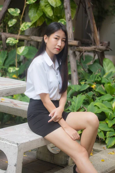 Tailandês Adulto Estudante Universidade Uniforme Bela Menina Sorriso Relaxar — Fotografia de Stock