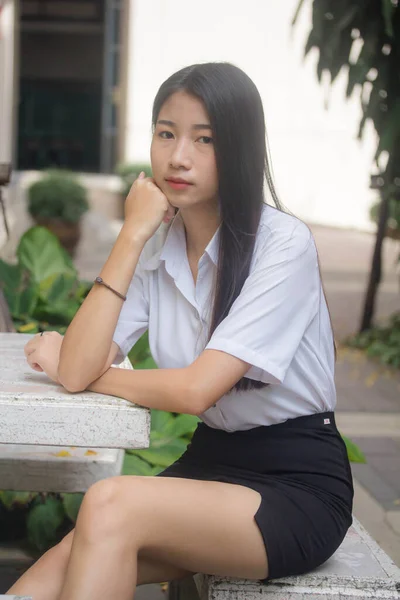 Thai Adult Student Universität Uniform Schöne Mädchen Lächeln Und Entspannen — Stockfoto