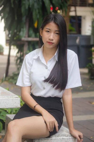 Tailandês Adulto Estudante Universidade Uniforme Bela Menina Sorriso Relaxar — Fotografia de Stock