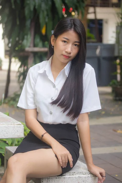 Tailandés Adulto Estudiante Universidad Uniforme Hermosa Chica Sonrisa Relajarse —  Fotos de Stock