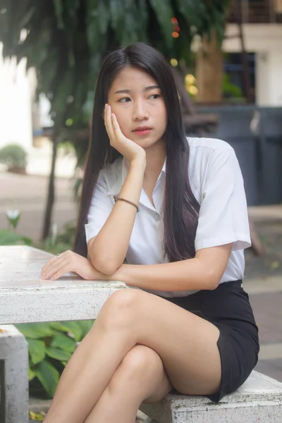 Тайський Дорослий Студент Університетська Форма Красива Дівчина Посміхається Розслабляється — стокове фото