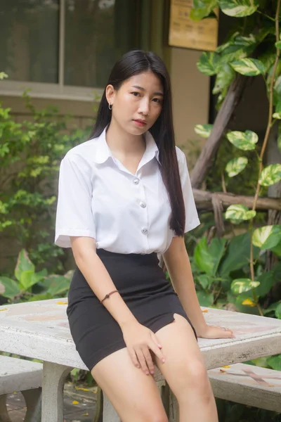 Tailandés Adulto Estudiante Universidad Uniforme Hermosa Chica Sonrisa Relajarse —  Fotos de Stock