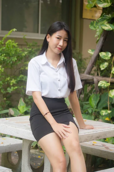Thai Mahasiswi Dewasa Seragam Universitas Gadis Cantik Tersenyum Dan Bersantai — Stok Foto