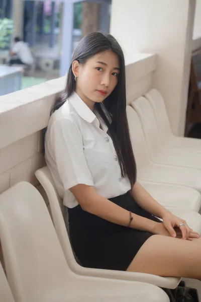 Thai Volwassen Student Universiteit Uniform Mooi Meisje Glimlach Ontspannen — Stockfoto