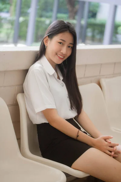 Thai Volwassen Student Universiteit Uniform Mooi Meisje Glimlach Ontspannen — Stockfoto