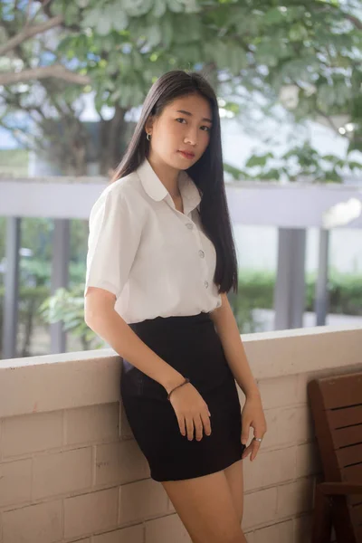 Tailandés Adulto Estudiante Universidad Uniforme Hermosa Chica Sonrisa Relajarse — Foto de Stock