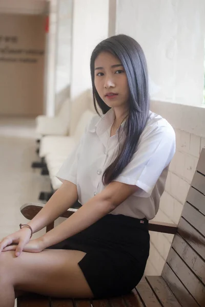 Tailandés Adulto Estudiante Universidad Uniforme Hermosa Chica Sonrisa Relajarse —  Fotos de Stock