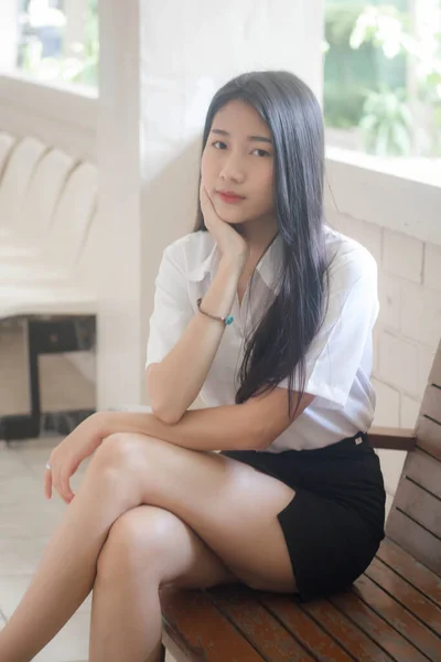 Thai Adult Student Universität Uniform Schöne Mädchen Lächeln Und Entspannen — Stockfoto