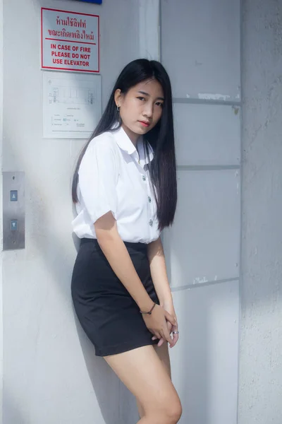 Thai Vuxen Student Universitet Uniform Vacker Flicka Leende Och Koppla — Stockfoto