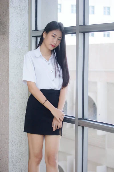 Tailandês Adulto Estudante Universidade Uniforme Bela Menina Sorriso Relaxar — Fotografia de Stock