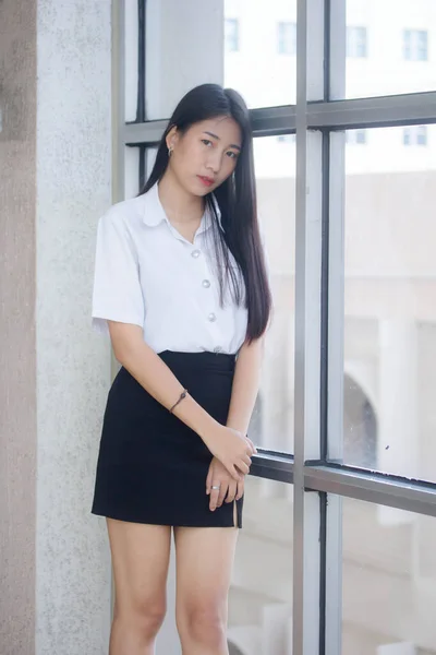 Tailandês Adulto Estudante Universidade Uniforme Bela Menina Sorriso Relaxar — Fotografia de Stock