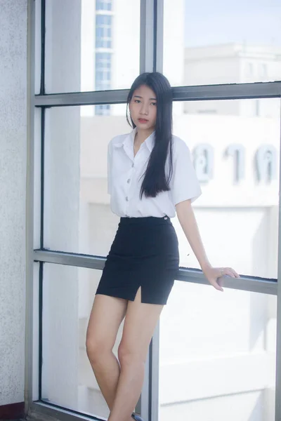 Thai Vuxen Student Universitet Uniform Vacker Flicka Leende Och Koppla — Stockfoto