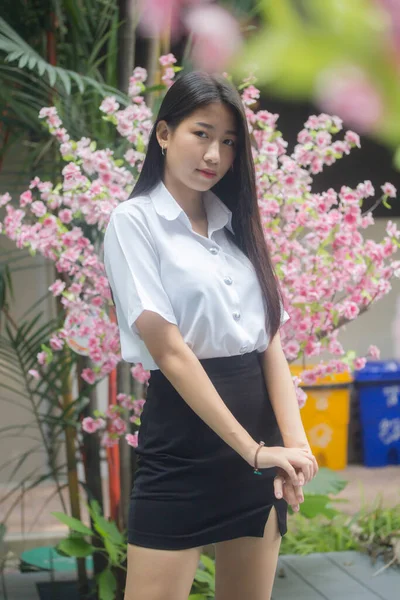Tailandese Adulto Studente Università Uniforme Bella Ragazza Sorriso Relax — Foto Stock