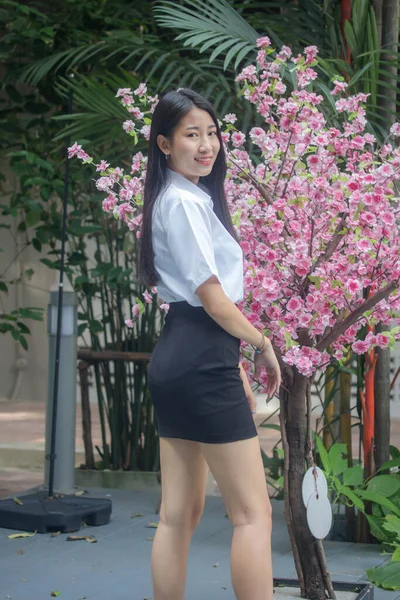 Thai Adult Student Universität Uniform Schöne Mädchen Lächeln Und Entspannen — Stockfoto