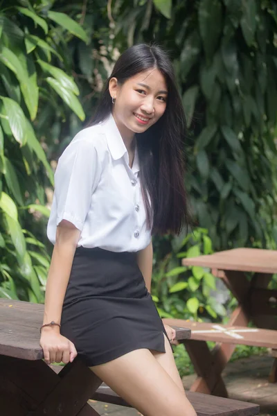 Tailandês Adulto Estudante Universidade Uniforme Bela Menina Sorriso Relaxar — Fotografia de Stock