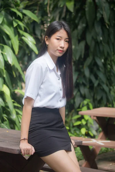 Tailandês Adulto Estudante Universidade Uniforme Bela Menina Sorriso Relaxar — Fotografia de Stock