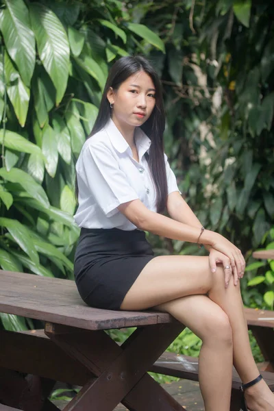 Tailandese Adulto Studente Università Uniforme Bella Ragazza Sorriso Relax — Foto Stock