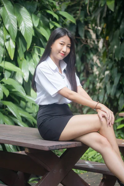 Thai Ενηλίκων Φοιτητής Πανεπιστήμιο Στολή Όμορφο Κορίτσι Χαμόγελο Και Χαλαρώσετε — Φωτογραφία Αρχείου