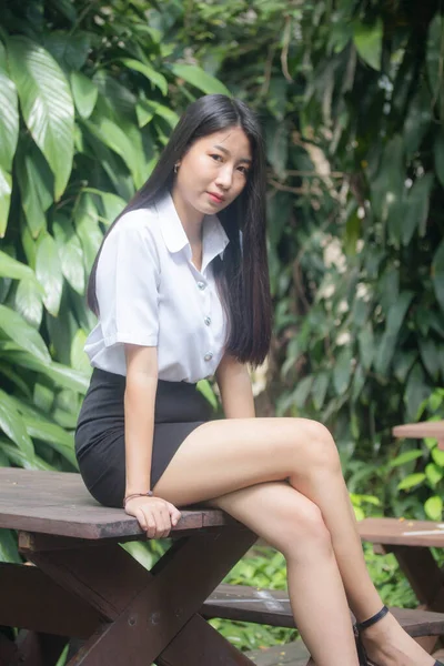 Thai Ενηλίκων Φοιτητής Πανεπιστήμιο Στολή Όμορφο Κορίτσι Χαμόγελο Και Χαλαρώσετε — Φωτογραφία Αρχείου