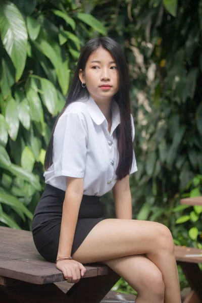 Tailandês Adulto Estudante Universidade Uniforme Bela Menina Sorriso Relaxar — Fotografia de Stock