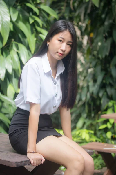 泰国人大学生校服漂亮女孩笑着放松一下 — 图库照片