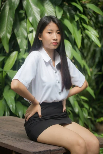 Tailandês Adulto Estudante Universidade Uniforme Bela Menina Sorriso Relaxar — Fotografia de Stock