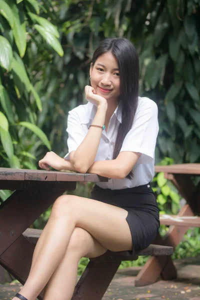 Tailandês Adulto Estudante Universidade Uniforme Bela Menina Sorriso Relaxar — Fotografia de Stock