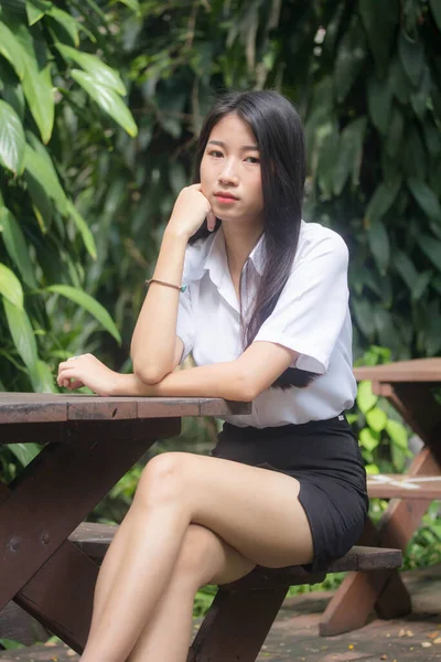 Tailandês Adulto Estudante Universidade Uniforme Bela Menina Sorriso Relaxar — Fotografia de Stock