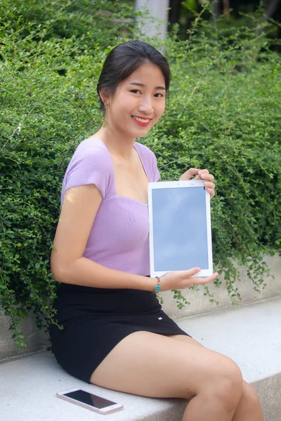 タイのアダルトオフィスの女の子の肖像画彼女のタブレットを見る — ストック写真