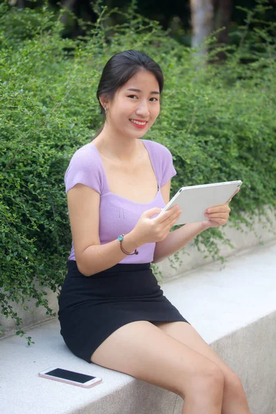 Taylandlı Yetişkin Ofis Kızının Tabletini Kullanarak Portresi — Stok fotoğraf