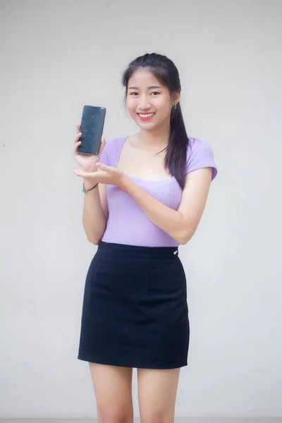 Porträt Eines Erwachsenen Thailändischen Büromädchens Zeigt Ihr Telefon Und Lächelt — Stockfoto