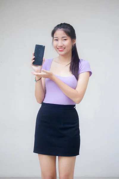 Porträt Eines Erwachsenen Thailändischen Büromädchens Zeigt Ihr Telefon Und Lächelt — Stockfoto