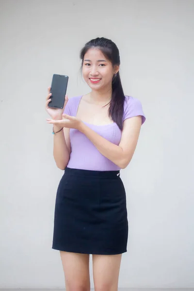 タイの大人のオフィスの女の子の肖像画彼女の電話と笑顔を見る — ストック写真