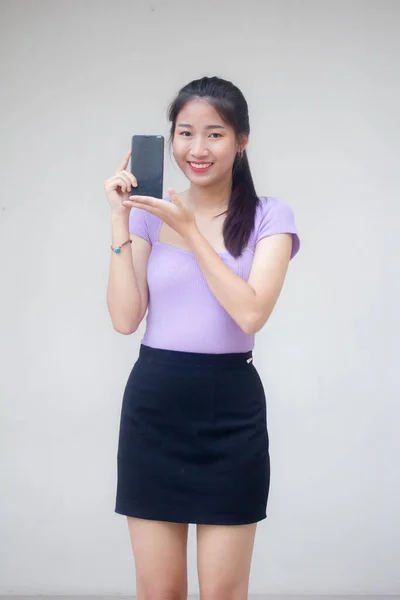 Retrato Tailandês Adulto Escritório Menina Mostrar Seu Telefone Sorriso — Fotografia de Stock