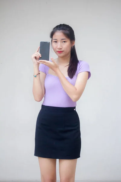 Portrait Thai Adult Office Girl Show Her Phone Smile — Stock Photo, Image