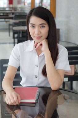 Yetişkin öğrenci üniforması güzel kız gülümse ve rahatla.