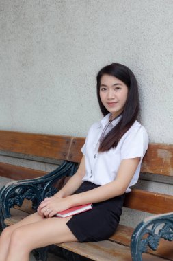 Yetişkin öğrenci üniforması güzel kız gülümse ve rahatla.