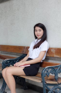 Yetişkin öğrenci üniforması güzel kız gülümse ve rahatla.