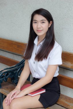 Yetişkin öğrenci üniforması güzel kız gülümse ve rahatla.