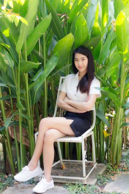 Yetişkin öğrenci üniforması güzel kız gülümse ve rahatla.