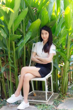 Yetişkin öğrenci üniforması güzel kız gülümse ve rahatla.