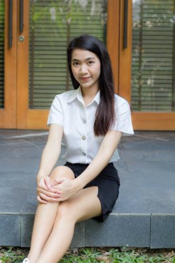 Yetişkin öğrenci üniforması güzel kız gülümse ve rahatla.