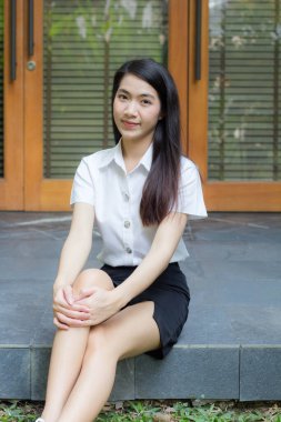 Yetişkin öğrenci üniforması güzel kız gülümse ve rahatla.