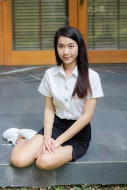 Yetişkin öğrenci üniforması güzel kız gülümse ve rahatla.