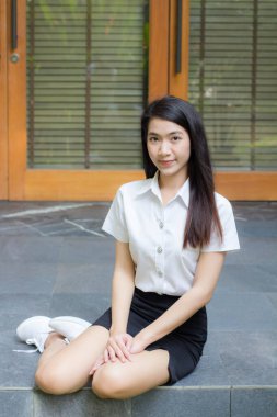 Yetişkin öğrenci üniforması güzel kız gülümse ve rahatla.