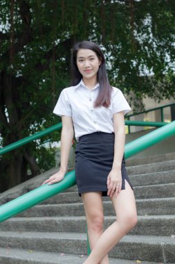 Yetişkin öğrenci üniforması güzel kız gülümse ve rahatla.