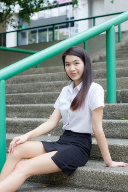 Yetişkin öğrenci üniforması güzel kız gülümse ve rahatla.