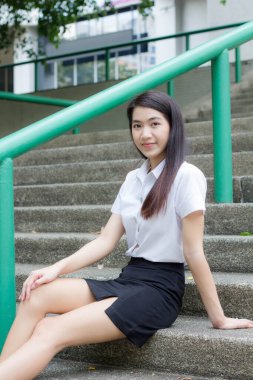 Yetişkin öğrenci üniforması güzel kız gülümse ve rahatla.