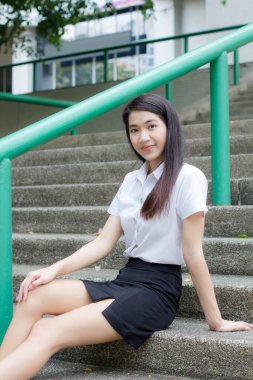 Yetişkin öğrenci üniforması güzel kız gülümse ve rahatla.