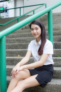 Yetişkin öğrenci üniforması güzel kız gülümse ve rahatla.